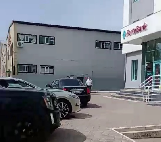 Тротуар у Forte Bank стал парковкой: житель Уральска требует вернуть пешеходную зону